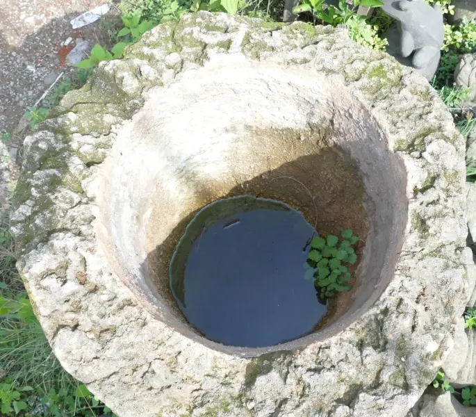 Artikelbild 12 des Artikels “Der Islandtopf ist aus Kalkstein gefertigt und stammt von der Küste Indonesiens. Er ist etwa 120 cm hoch und 83 cm tief. “